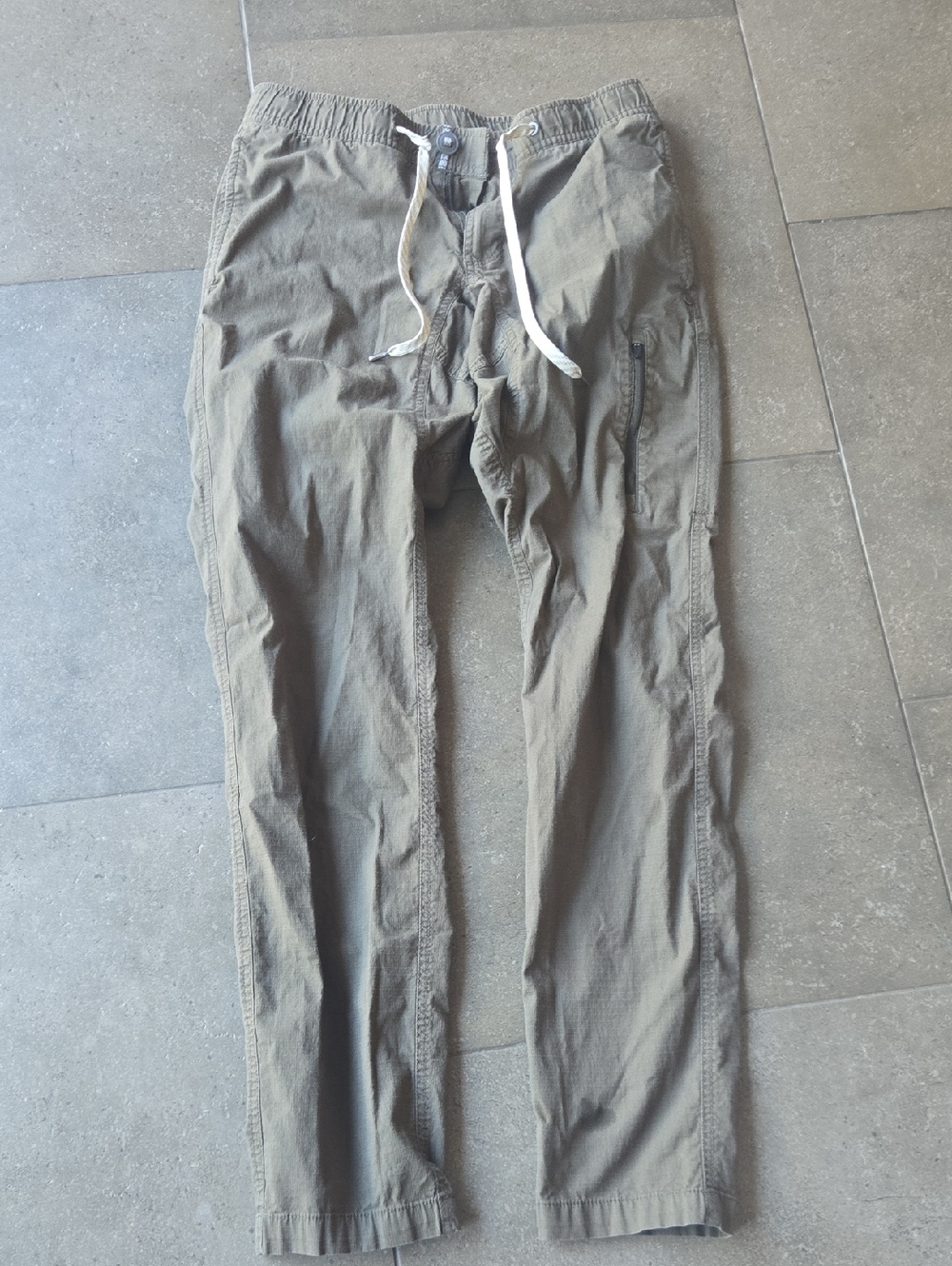 Vuori Olive Drawstring Joggers with White Cord